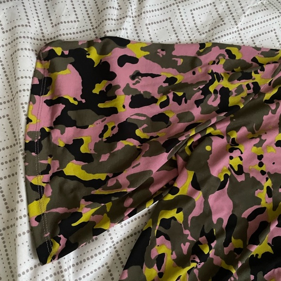 Camo top peekaboo back & matching rose pink jeans. Final price listed - Picture 5 of 7